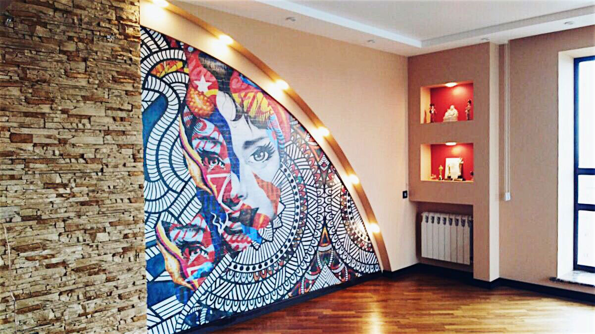 Мастер клеит обои