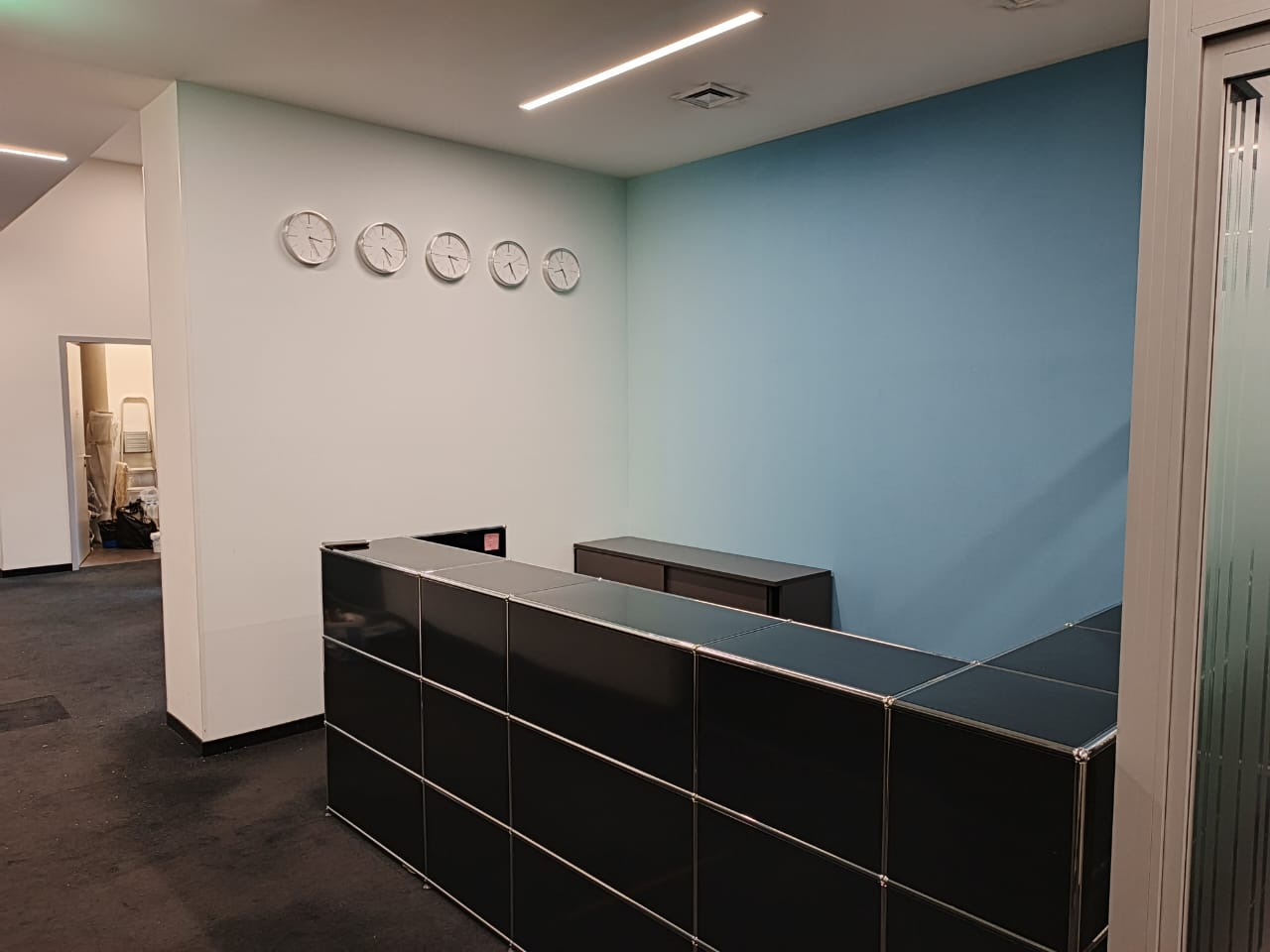 Светлая спальня с текстурными обоями