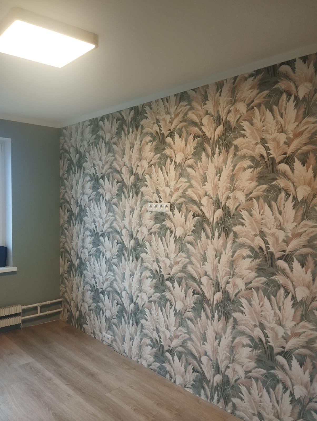 Гостиная с геометрическими обоями