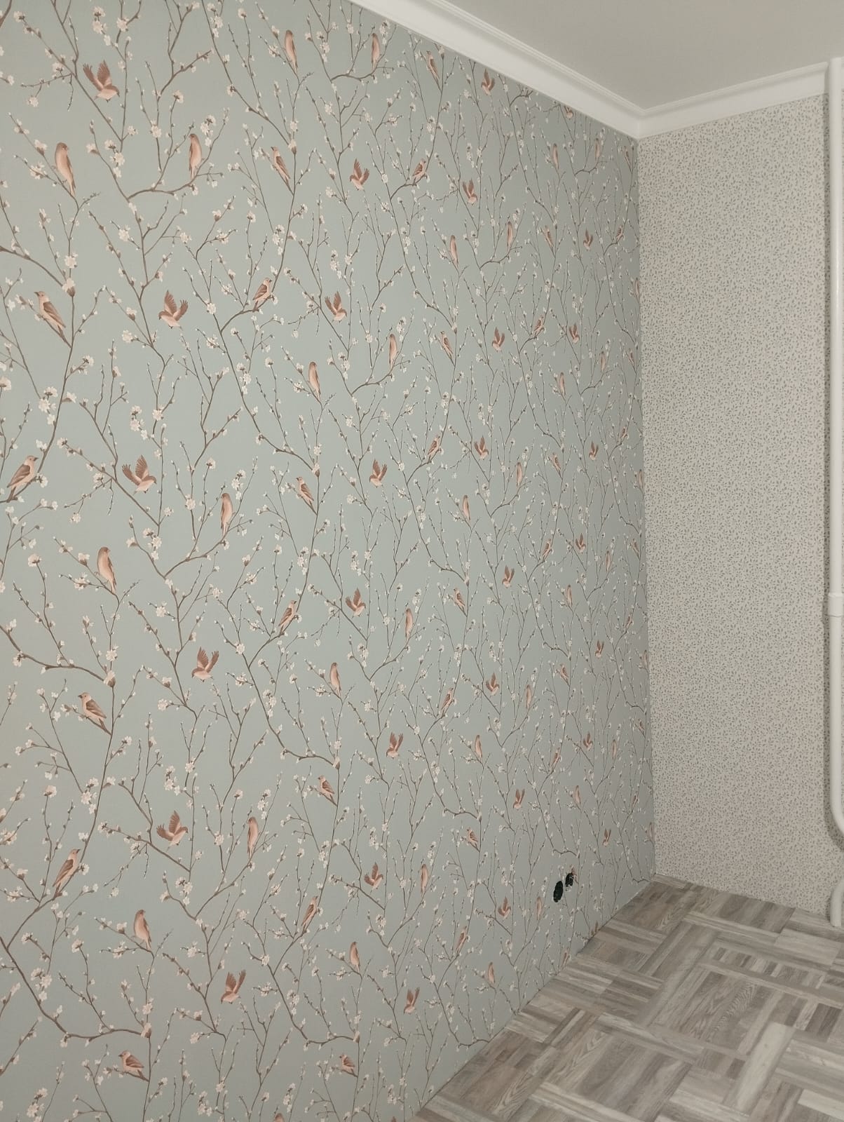 Коридор с рельефными обоями